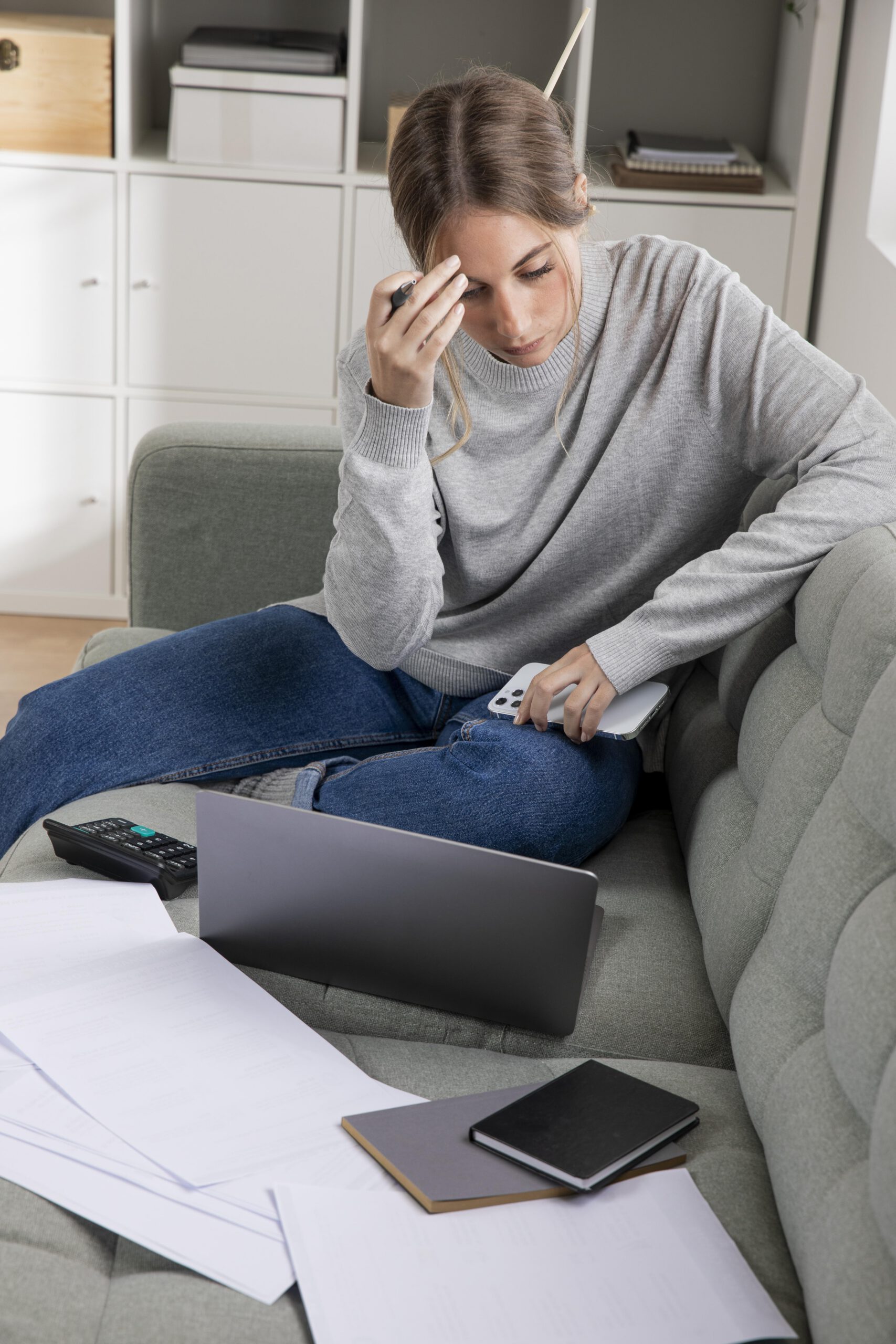 medium shot freelancer working (1)